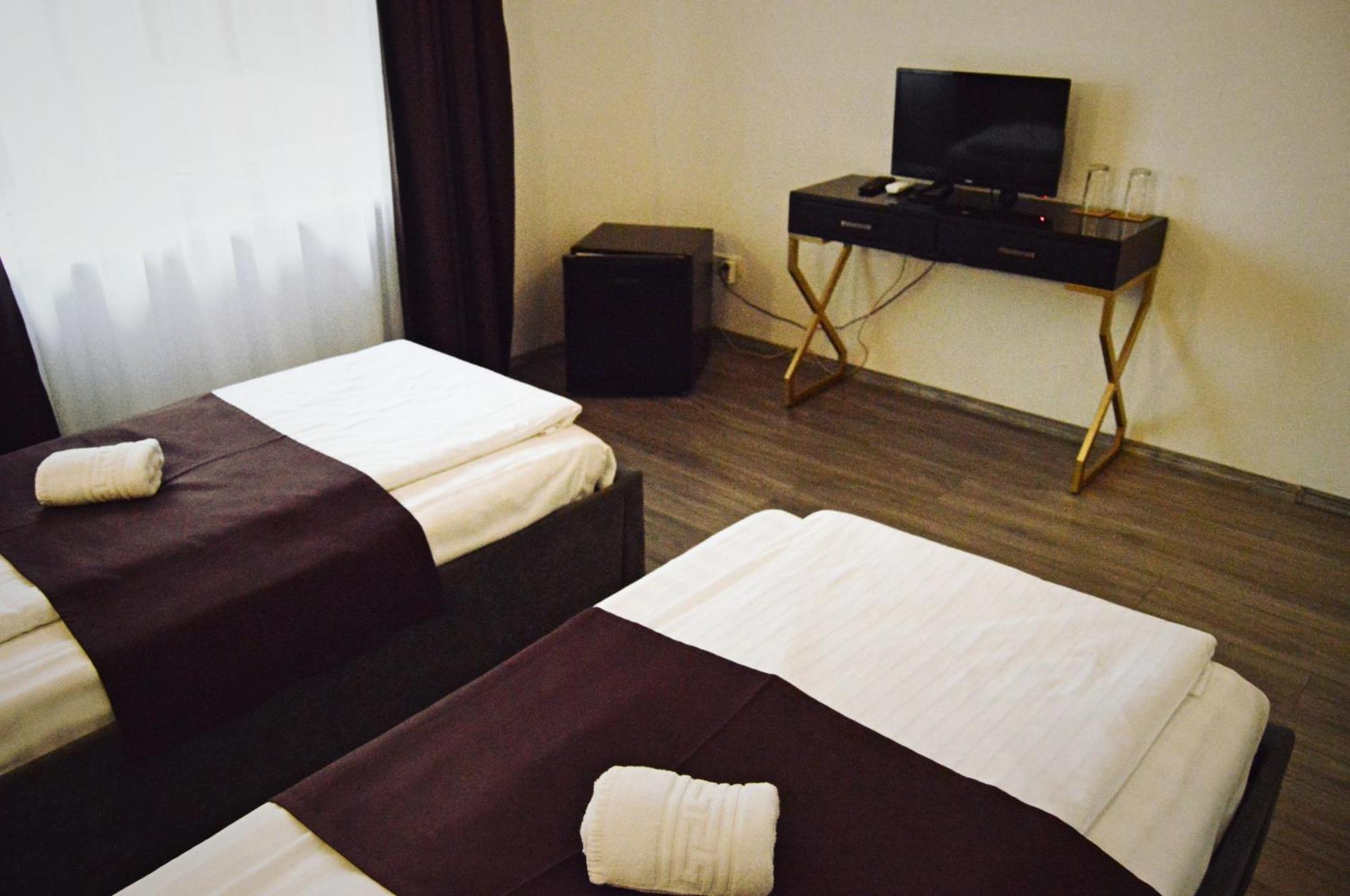 Pension Delia Gardens ทิมิชัวรา ภายนอก รูปภาพ